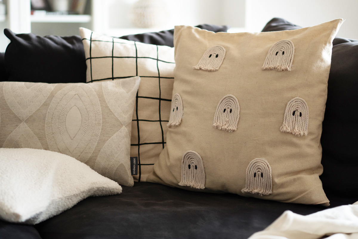 Handgefertigtes DIY Halloween Kissen mit Baumwollkordel-Geistern